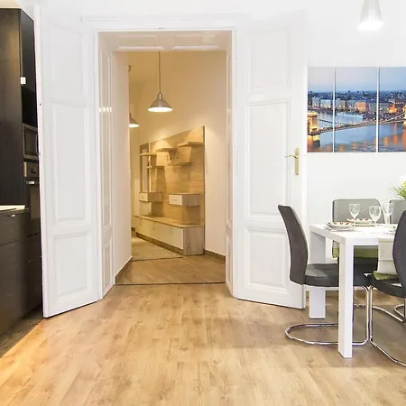 Luxury 2br By The Synagogue